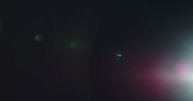 Sızdırma Ustası Film ve Film İçin 25 mm Lens Fişekleri. Parlak Lens Parıltısı Geçişler ve Ünvanlar için yanıp sönüyor. Işık Darbeleri ve Parıltıları.