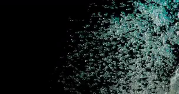 Kék buborékok oszlanak víz alatt — Stock videók