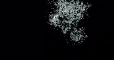 Köpüklü kabarcıklar suya yayılıyor.