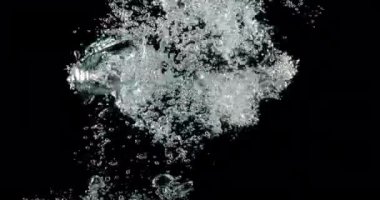 Büyük kabarcıklar suya sıçrıyor.