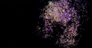 Koyu sularda pembe kabarcıklar