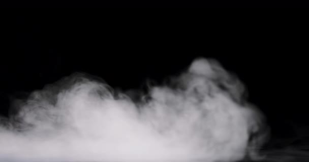 Дым поднимается над полом — стоковое видео