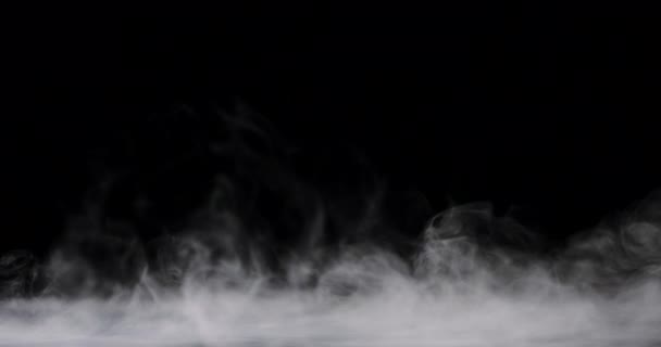 Weißer Nebel über dem Boden — Stockvideo