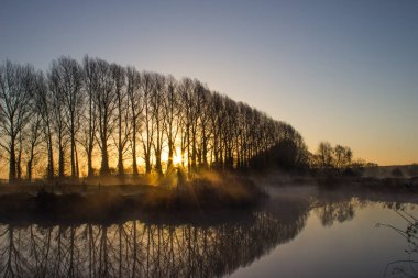 Thames Nehri üzerinde gündoğumu