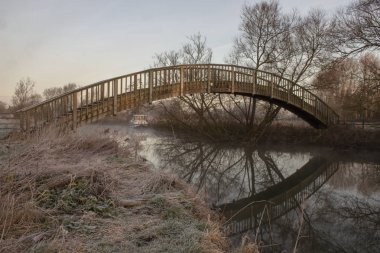 Thames Nehri üzerinde ahşap Footbrige