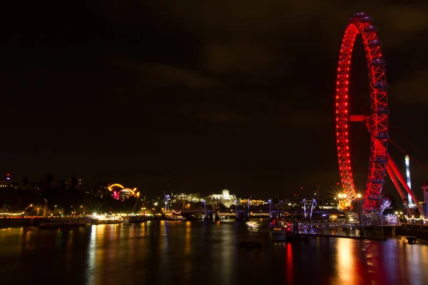 Paisaje del ojo de Londres y el río Támesis en la vista nocturna desde el puente de Westminster —  Fotos de Stock