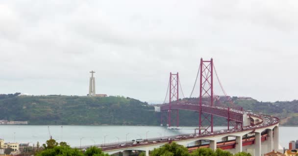 Suspensi Jembatan Logam Merah Lisbon April Jembatan Mobil Bergerak Lalu — Stok Video