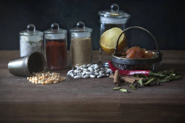 baharat baharat kavanozları ile ahşap bir gemide