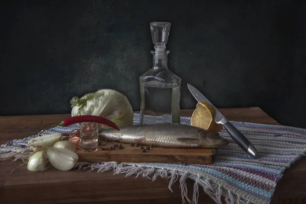 Hala şişe votka, bir balık ve sebze