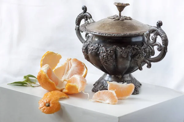 Vintage şekerlik ve beyaz zemin üzerine mandalina