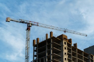 Vinç kaldırma Beton karıştırıcı kap mavi gökyüzü