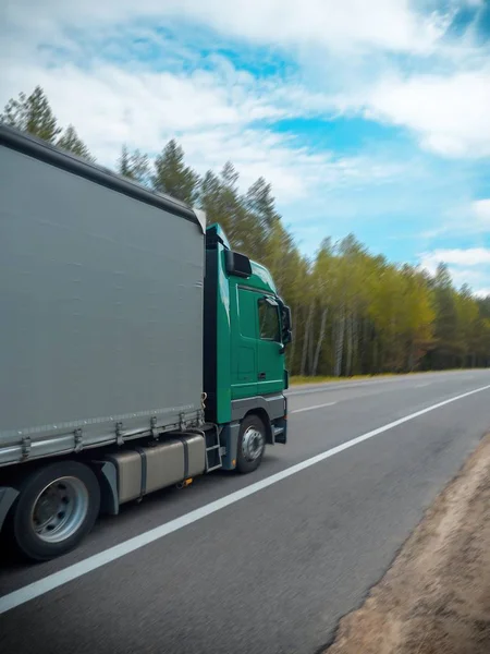 De groene truck is op de weg — Stockfoto