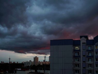 Minsk üzerinde karanlık fırtına bulutları tezgah