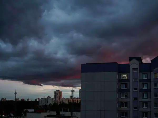 Nuvens de tempestade escura pairam sobre a cidade de Minsk — Fotografia de Stock
