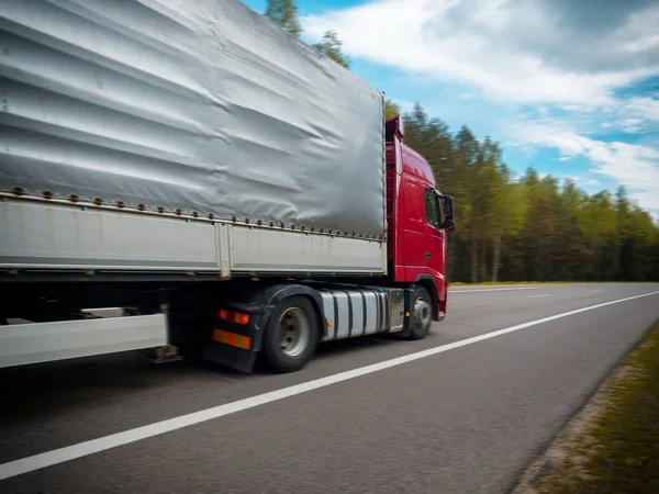 Der rote LKW ist unterwegs — Stockfoto