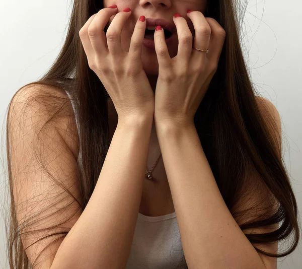 Espressioni e emozioni del volto umano. Giovani unghie femminili e rosse urlano di shock e paura. Fondo bianco — Foto Stock