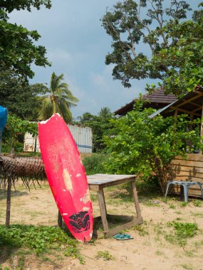 Kırık sörf tahtası, Sri Lanka