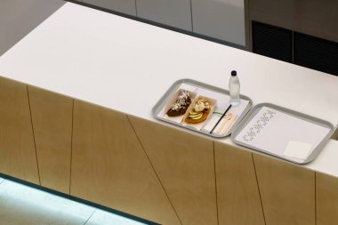 Kafe barda en iyi görünümü. Bar tepsileri hazır. Self-Servis Cafe