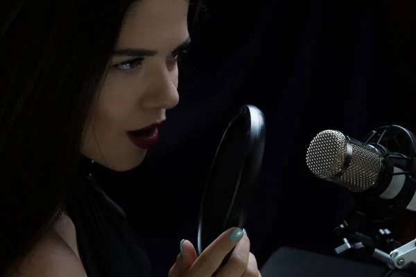 Beautiful girl singing In Recording Studio with microphone — Stock Photo, Image