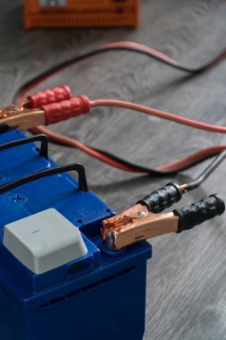 Ahşap arka plan üzerinde araba pil şarj