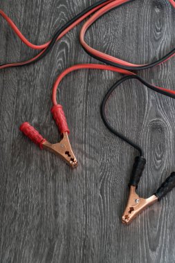 Ahşap zemin üzerinde araba pil şarj için terminaller