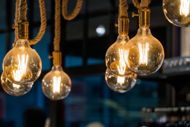 Vintage lambalar halatlar üzerinde sabit. Yer şık dekorasyon