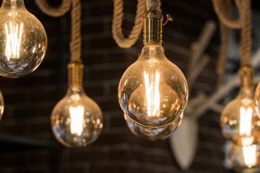 Vintage lambalar halatlar üzerinde sabit. Yer şık dekorasyon