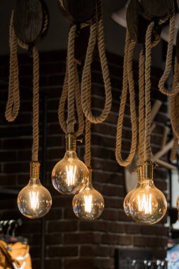 Vintage lambalar halatlar üzerinde sabit. Yer şık dekorasyon