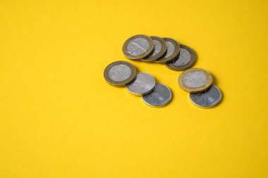Sarı bir arka plan üzerinde sikke yakın çekim