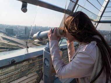 Turist bak gözlemci dürbün teleskop panoramik görünüm