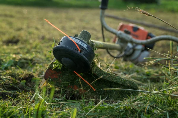 Tondeuse après le travail repose sur l'herbe — Photo