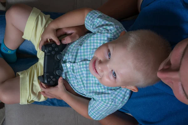 Niño niño y su padre jugar con un playstation juntos — Foto de Stock