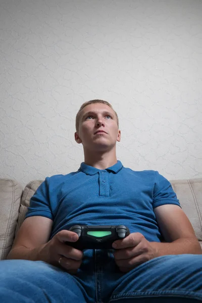 Hombre jugando en el joystick en una consola de juegos — Foto de Stock