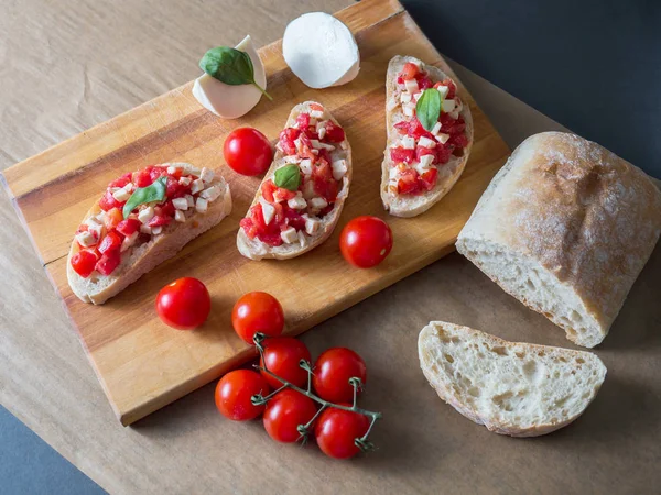 Bruschetta ciabatta caprese salatası ile