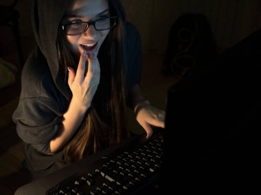 Bilgisayar hacker kız çalmak bilgi dizüstü bilgisayar ile