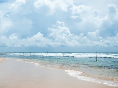 Balık tutma-shore. Tropikal plaj. Hint Okyanusu dalgaları