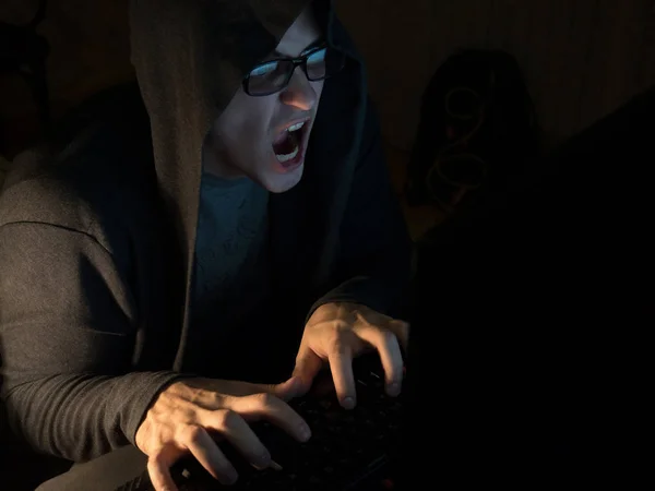 Computer hacker uomo rubare informazioni con il computer portatile — Foto Stock