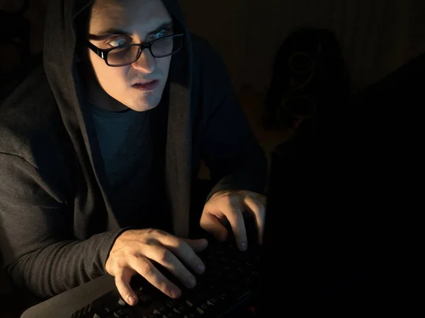 Homem hacker computador roubando informações com laptop — Fotografia de Stock