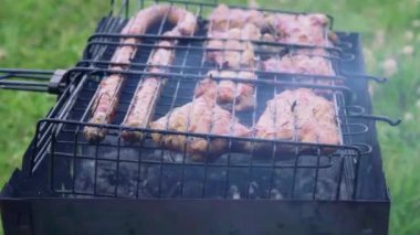 lezzetli Barbekü kebap ızgara açık ızgara, açık mutfak. lezzetli yemekler şiş üzerinde kavurma yiyecek-mahkeme. Yaz pikniği