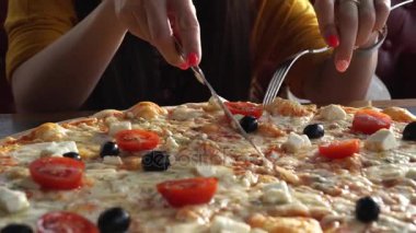 Bir kız bir kafede pizza yiyor. Pizza kafede. Kadar yakın ve görünümü ana sayfa