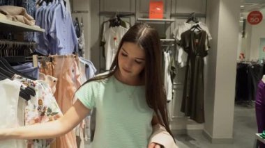 Kız bir elbise içinde belgili tanımlık stok seçmektir