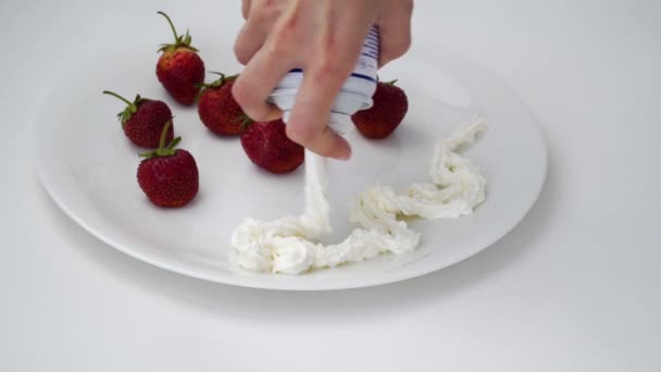 草莓和奶油放一盘。膏。这个女孩烹饪甜点 — 图库视频影像