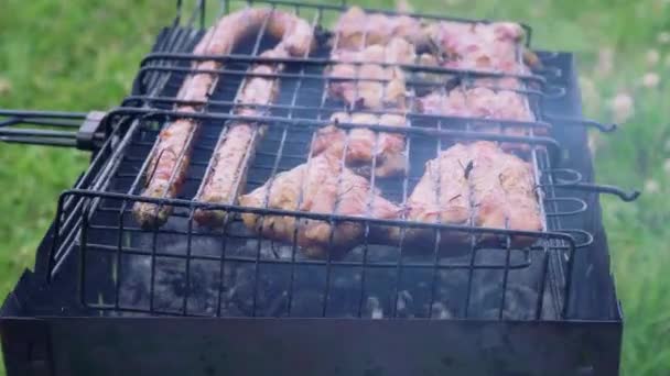 Deilig bbq kebab grilling på åpent grill, utendørs kjøkken. velsmakende mat stekes på stekespidd, på mattorg. sommerpiknik – stockvideo