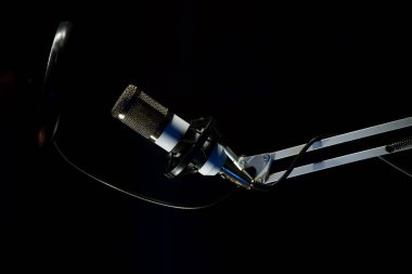Siyah arka plan üzerine profesyonel stüdyo mikrofon