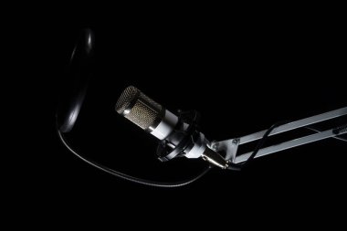 Siyah arka plan üzerine profesyonel stüdyo mikrofon