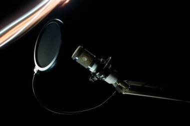 Siyah arka plan ve freezelight profesyonel stüdyo mikrofon