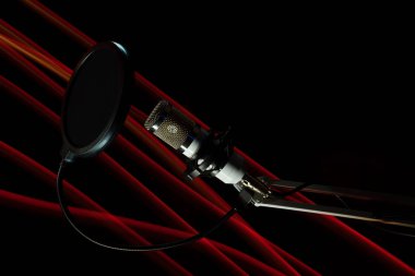 Siyah arka plan ve freezelight profesyonel stüdyo mikrofon