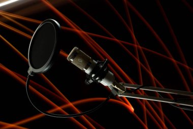 Siyah arka plan ve freezelight profesyonel stüdyo mikrofon