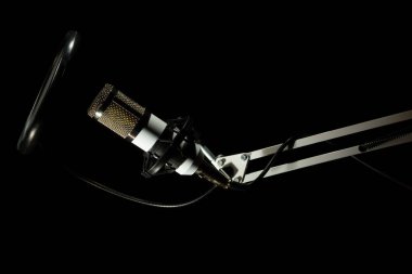 Siyah arka plan üzerine profesyonel stüdyo mikrofon