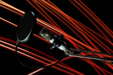 Siyah arka plan üzerine profesyonel stüdyo mikrofon